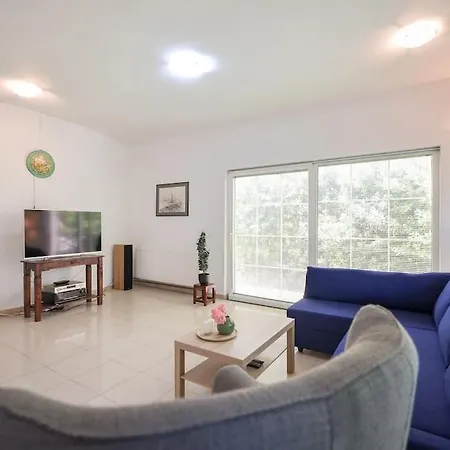 Laurel House, *