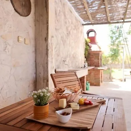 Ferienhaus Laurel House, *